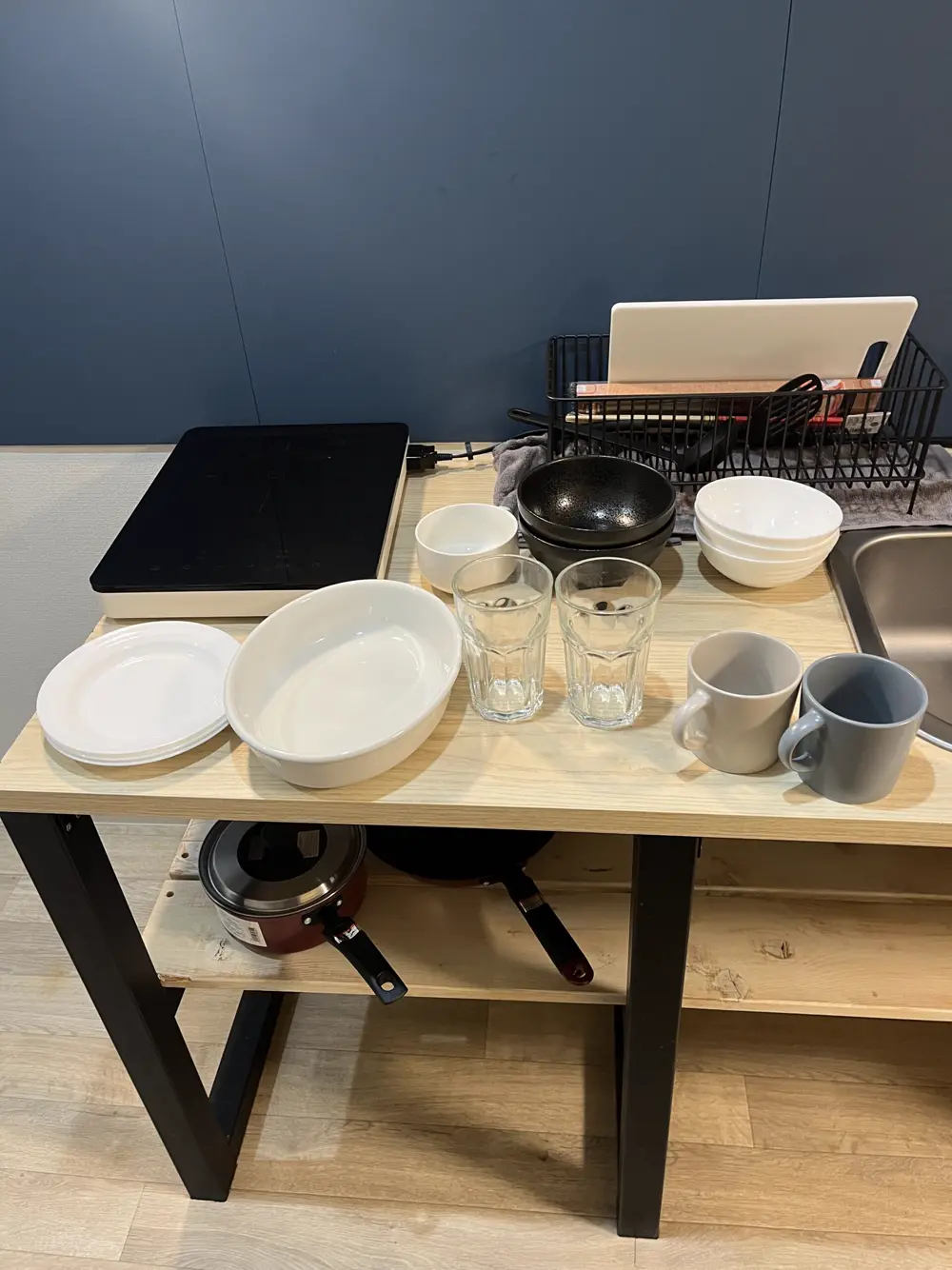 食器や調理器具がそろったキッチン